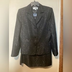 Women’s Le Suit Black Beautifully Textured Cocktail Skirt Suit Size 10